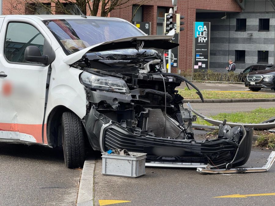 In Opfikon ZH kollidierten ein Auto und ein Tram.