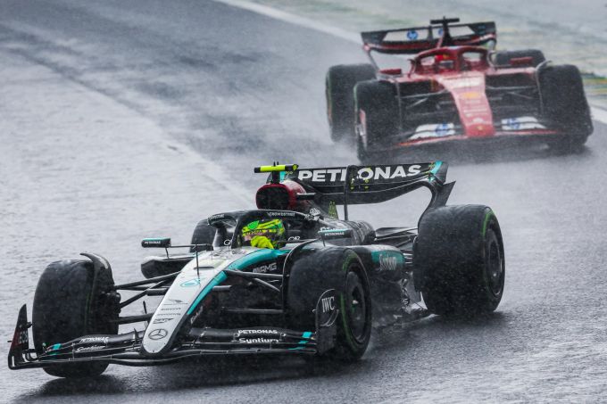 Lewis Hamilton (Mercedes) vor seinem neuen Teamkollegen Charles Leclerc (Ferrari). Lewis Hamilton Ferrari