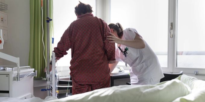 Eine Pflegerin im Berner Inselspital hilft einer Patientin. Immer wieder kommt es im Spital zu Gewalt. (Archivbild) Spital