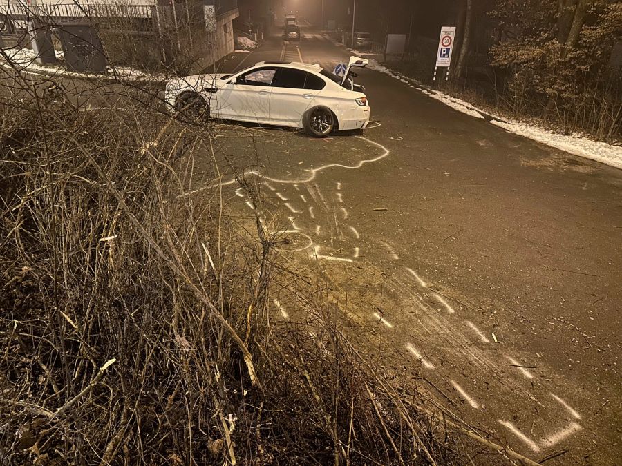 Das Auto wurde auf die Kräzernstrasse geschleudert.