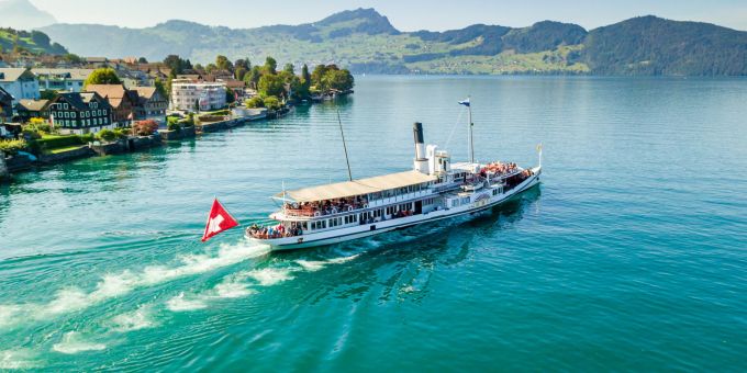 Dampfschiff Uri auf seiner Fahrt auf dem Vierwaldstättersee. SGV