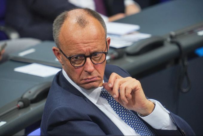 CDU-Vorsitzender Friedrich Merz hört der Aussprache nach der Vertrauensfrage von Bundeskanzler Scholz zu. Friedrich Merz Vertrauensfrage