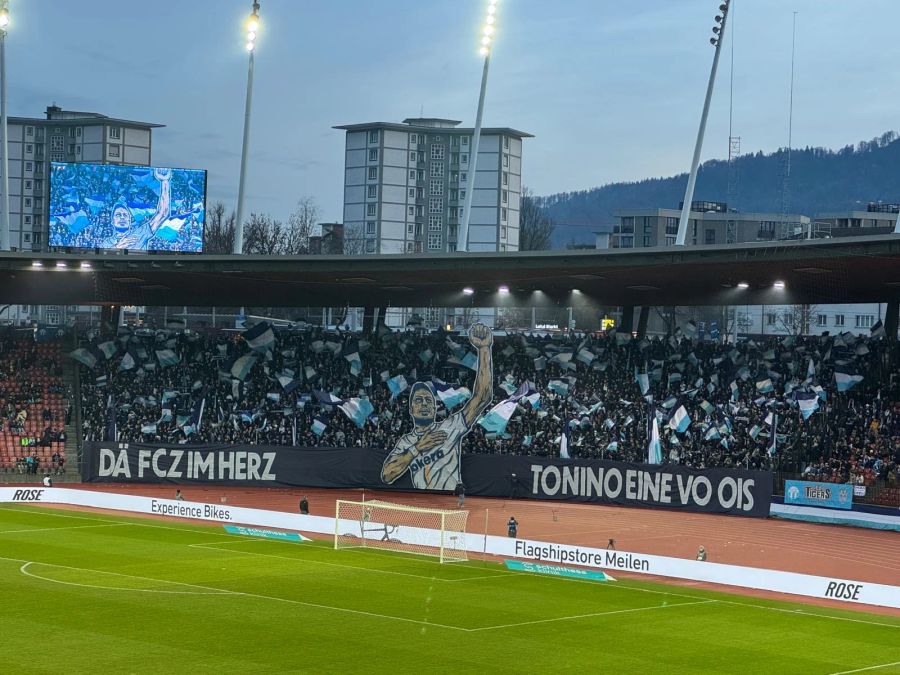 Die Südkurve des FC Zürich feiert Antonio Marchesano mit einer Choreo.