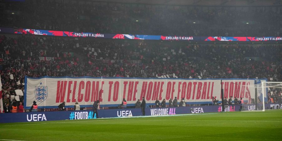 Die englischen Fans begrüssen Thomas Tuchel bei Englands einen 2:0-Sieg gegen Albanien.