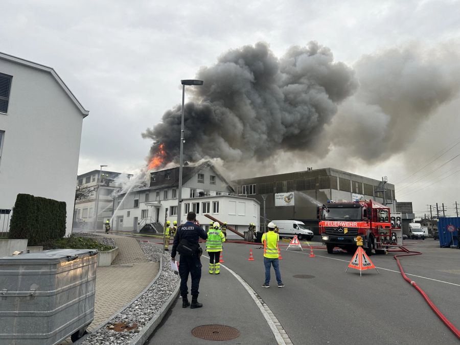 Feuerwehreinsatz wegen Gebäudebrand.