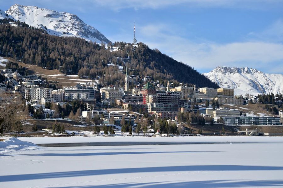 In St. Moritz jedenfalls gehen Kinder nicht mit den Ski zur Schule. (Archivbild)