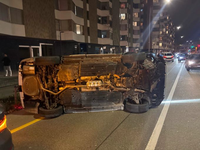Der Fahrer konnte das Fahrzeug unverletzt verlassen. Unfall