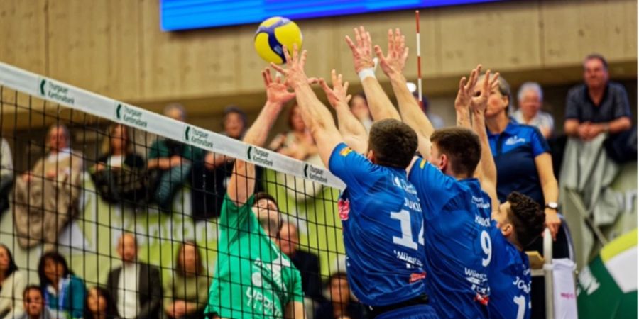 Volleyballspieler am Netz.