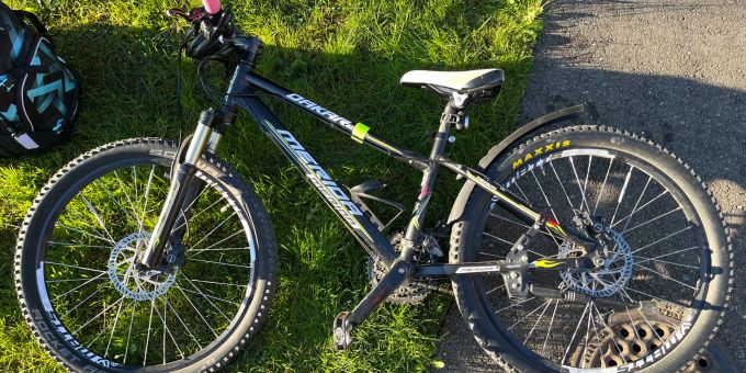 Berneck SG: Unfall zwischen Lieferwagen und Velo. Berneck SG