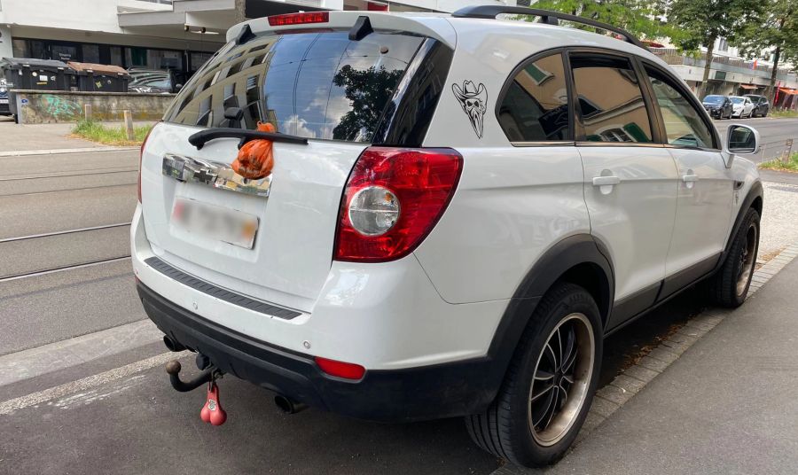 Dieser SUV wurde Opfer einer Kot-Attacke.