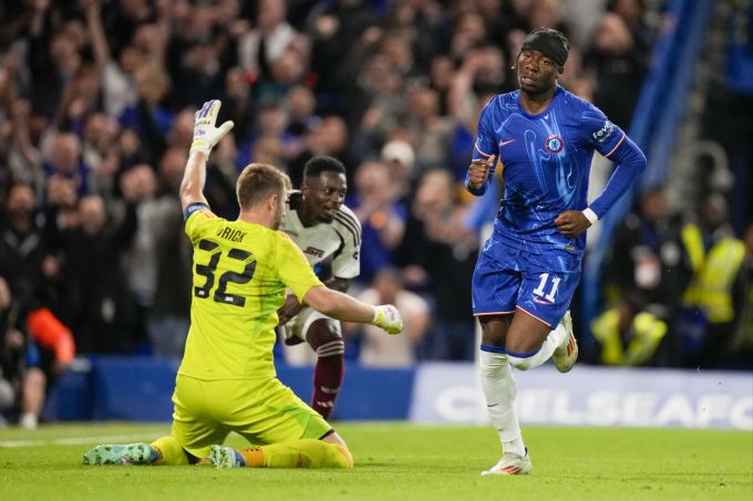 Noni Madueke feiert das Tor zum 2:0 für Chelsea gegen Servette. Chelsea Servette Conference League