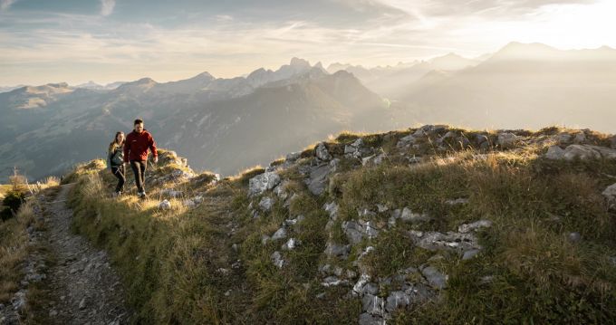 Wanderung auf dem Rinderbergtrail in einer wunderbaren Berglandaschaft. zwei Wanderer