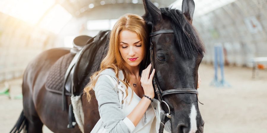 Frau mit Pferd