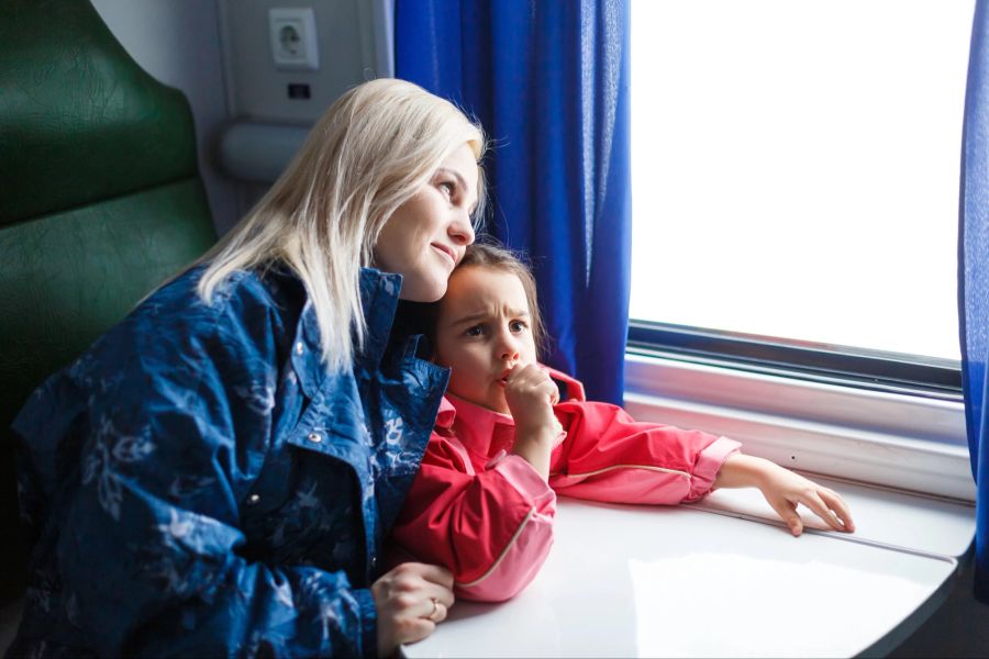 Mutter mit Tochter im Zug unterwegs.