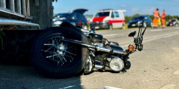 Töfffahrer (†59) stirbt bei Kollision mit Traktor. Töfffahrer