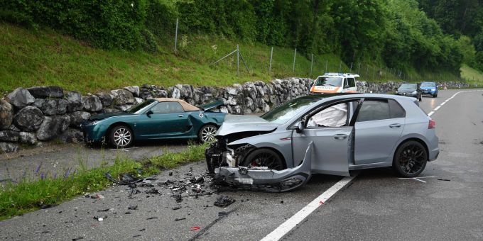 Züberwangen SG - Zwei Autofahrer nach heftiger Kollision im Spital