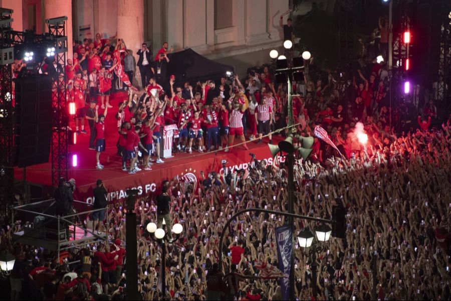 Olympiakos Piräus lässt sich nach dem Triumph feiern.