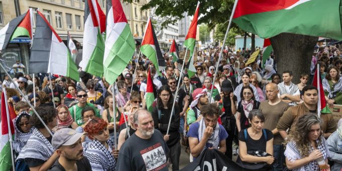 Demonstranten nehmen an einer Kundgebung zur Unterstützung der Palästinenser in Genf, Schweiz, Samstag, 08. Juni 2024, teil. Tausende Israelis und Palästinenser wurden getötet, seit die militante Gruppe Hamas am 07. Oktober 2023 einen beispiellosen Angriff auf Israel aus dem Gazastreifen und die darauf folgenden israelischen Angriffe auf die palästinensische Enklave startete.