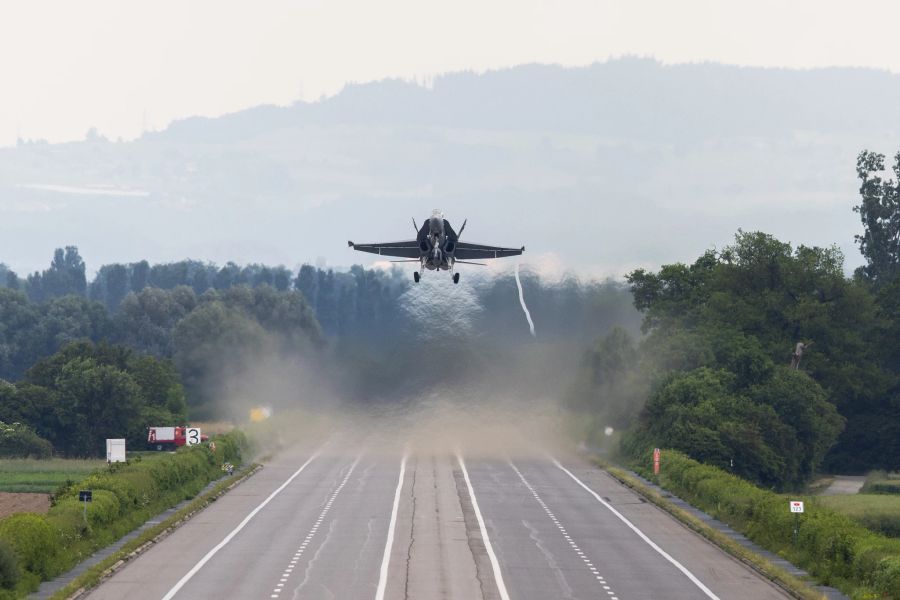 Ein F/A-18 hebt ab von der Autobahn A1 bei Payerne VD.