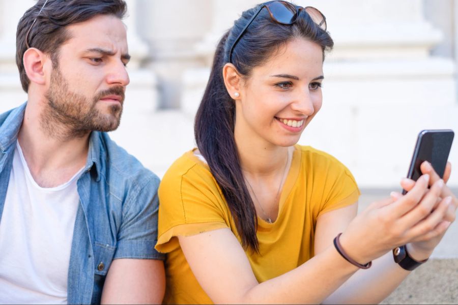 Mann argwöhnisch, Frau, Smartphone