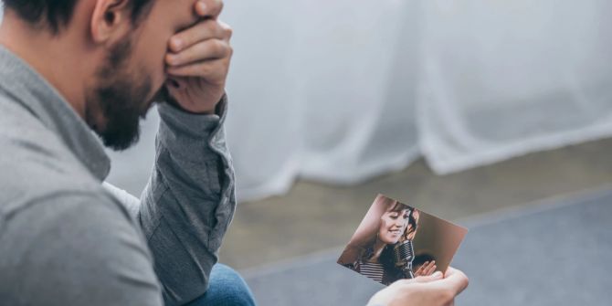 Trauriger Mann mit Foto