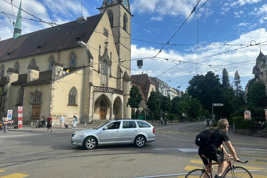 Das Kind verbleibt mutterseelenallein an der viel befahrenen Kreuzung der Heiliggeistkirche.