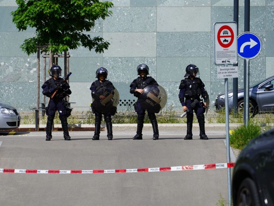 Und das Polizei und Justiz Zentrum wird geschützt.