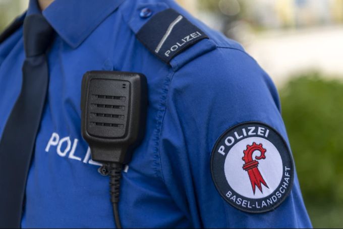 Wenn es nach Reto Tschudin geht, sollen Ausländerinnen und Ausländer weiterhin nicht bei der Polizei arbeiten dürfen. (Symbolbild) Reto Tschudin Ausländer Polizei