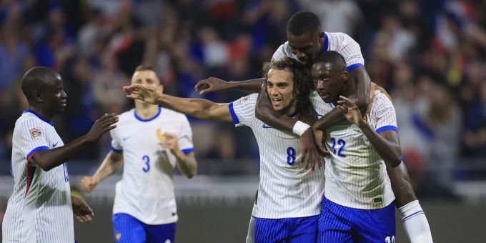 Randal Kolo Muani (rechts) feiert sein Tor zum 1:0 in der Nations League gegen Belgien. Nations Leaugue