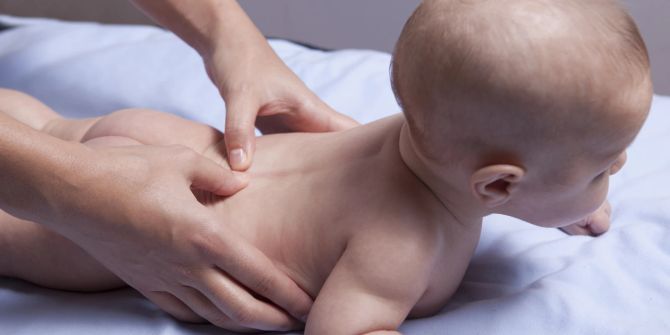 Baby liegt auf bauch