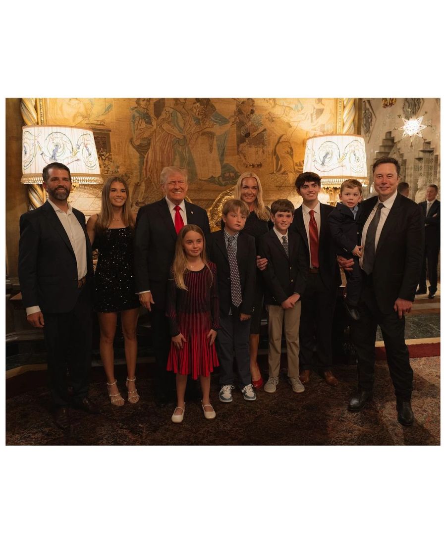 Kai posiert neben Trumps Familienmitgliedern in Mar-a-Lago. Auch Elon Musk darf hier nicht fehlen.