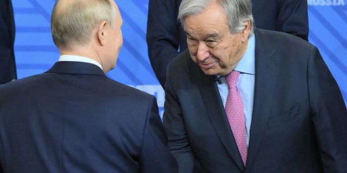 Wegen eines Händedrucks mit Kremlchef Wladimir Putin zieht UN-Generalsekretär Antonio Guterres Kritik auf sich. Wegen eines Händedrucks mit Kremlchef Wladimir Putin zieht UN-Generalsekretär Antonio Guterres Kritik auf sich.