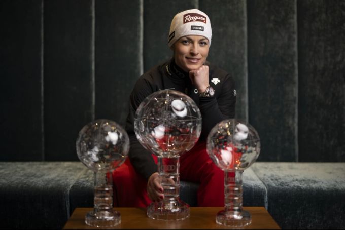 Lara Gut-Behrami posiert mit ihren Kristallkugeln. Lara Gut-Behrami