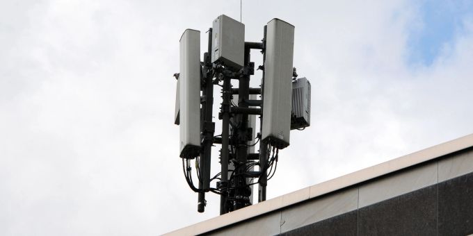 Mobilfunkantennen im Standard 4G/LTE (länglich) und 5G (quadratisch) stehen auf einem Haus. (Symbolbild) Mobilfunkantennen