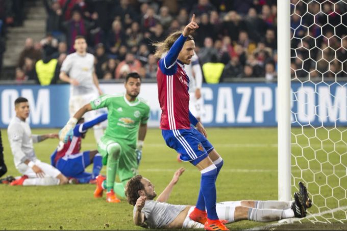 Michael Lang erzielt in der Champions League 2017 den Siegtreffer gegen Manchester United. yb fcb