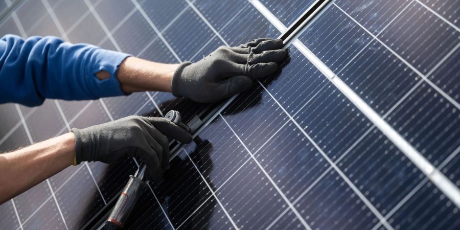Kann man oft auch auf Garagen mit Flachdach anbringen: Solarmodule.