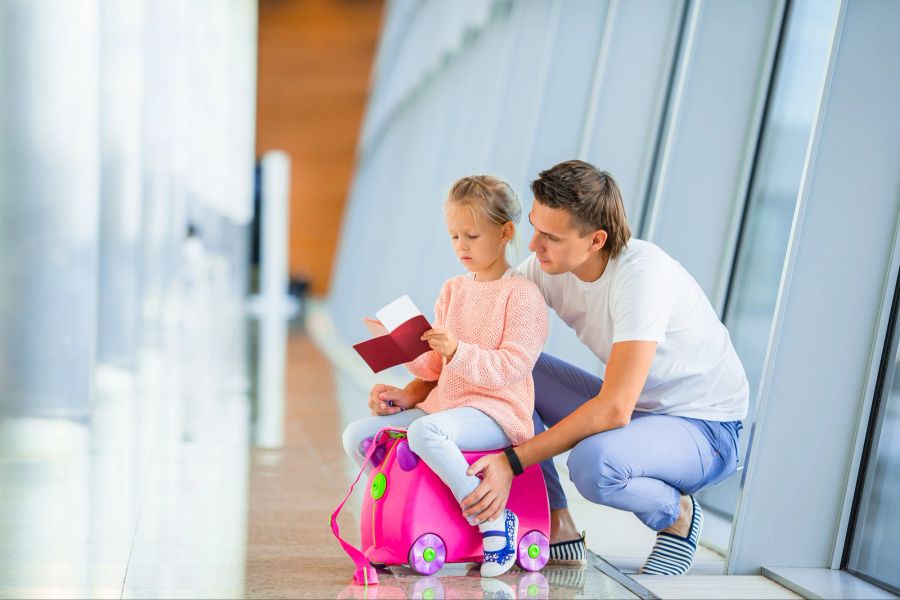 Vater und Tochter, Flughafen, Reise