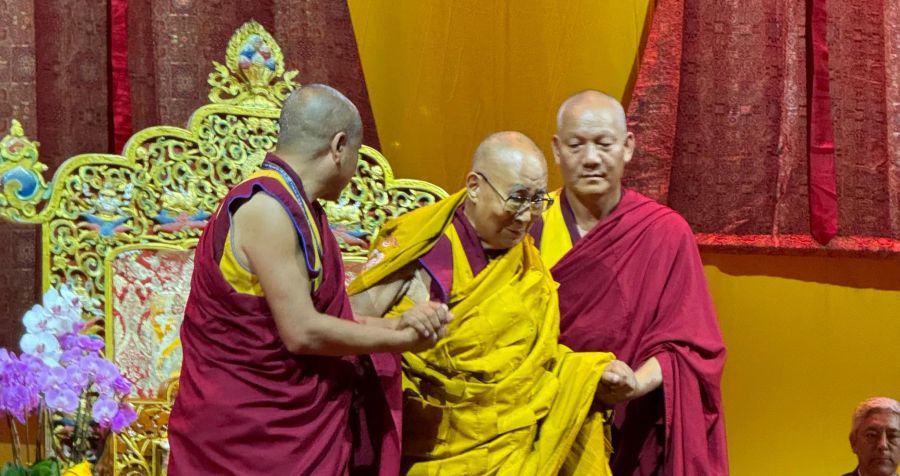 Gestützt von Begleitern trat Dalai Lama im Hallenstadion auf die Bühne.