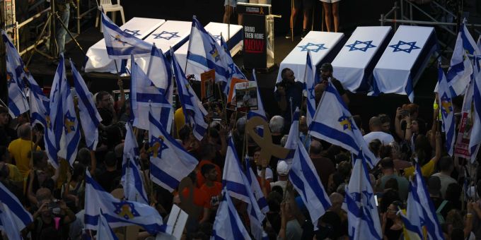 Menschen nehmen am 1. September 2024 in Tel Aviv, Israel, an einer Protestkundgebung teil, bei der ein Abkommen zur sofortigen Freilassung von Geiseln gefordert wird, die im Gazastreifen von der militanten Gruppe Hamas festgehalten werden. Israel Palestinians