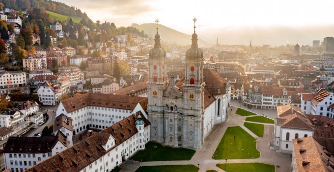 Das Wahrzeichen der Stadt St.Gallen ist der Stiftsbezirk mit seiner barocken Kathedrale. St.Gallen Stiftsbezirk