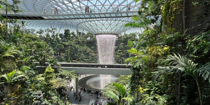 Am Changi Airport können Reisende ihre Pässe dank Gesichtserkennung häufiger in der Tasche lassen und schneller durch die Kontrolle gelangen. (Archivbild) Am Changi Airport können Reisende ihre Pässe dank Gesichtserkennung häufiger in der Tasche lassen und schneller durch die Kontrolle gelangen.