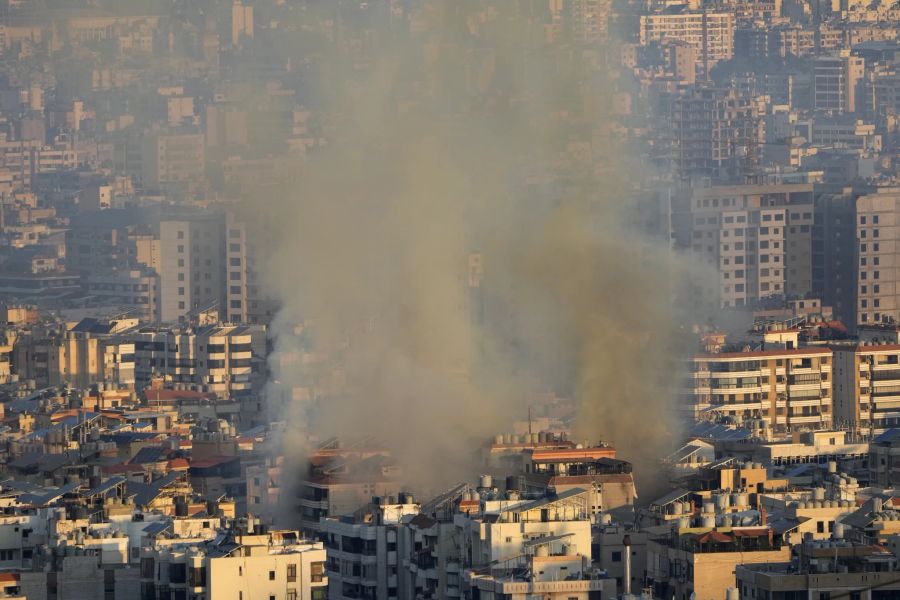 Rauch steigt auf von einem israelischen Luftangriff in den südlichen Vororten von Beirut, Libanon, Samstag, 28. September 2024.