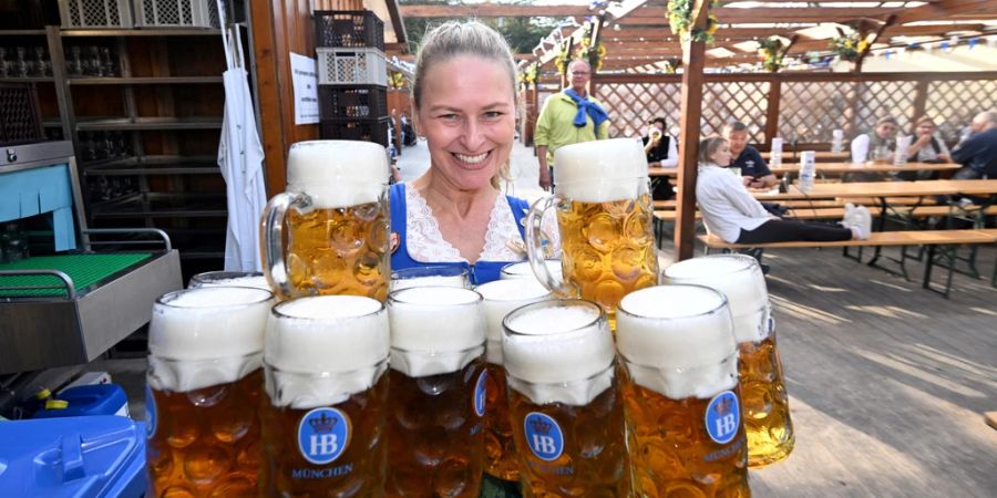 Die Bedienungen müssen ordentlich Muckis haben für den Job auf der Wiesn.