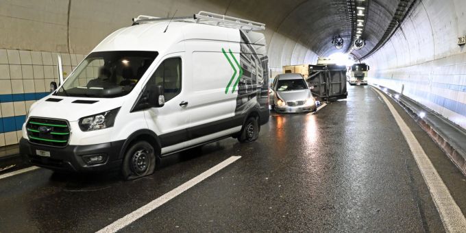 Unfall zwischen einem Lieferwagen und einem Auto mit angekoppeltem Wohnwagen auf der A2. Unfall auf A2