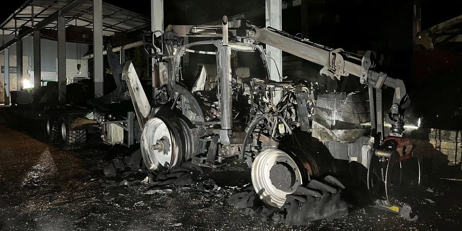 Fahrzeugbrand erfordert Feuerwehreinsatz.