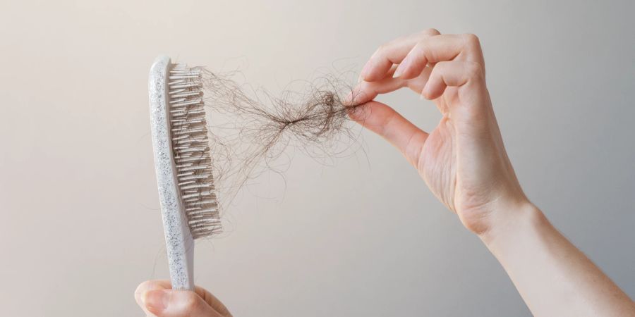 Bürste mit Haaren, Haarausfall