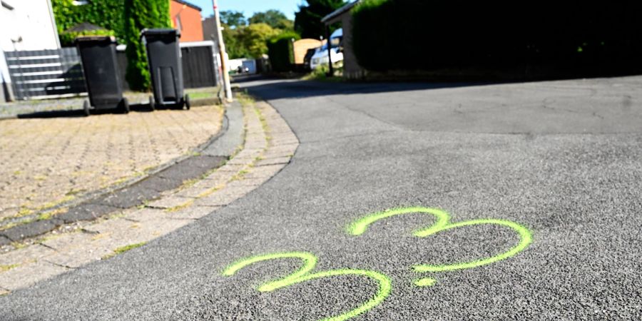 Nach tödlichen Polizeischüssen auf einen 26-Jährigen in Moers untersucht eine Ermittlungskommission der Polizei in Duisburg den Fall. Der 26-jährige Deutsche soll Polizisten mit Messern in den Händen angegriffen haben.