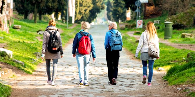 Frauen beim Gehen