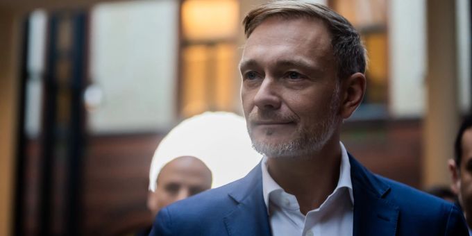 Lindner konnte den Zusammenstoss nicht verhindern. (Archivbild) Lindner fährt jetzt offenbar auch S-Bahn. (Archivbild)