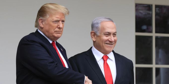 Donald Trump bei einem Treffen mit Benjamin Netanjahu. Trump